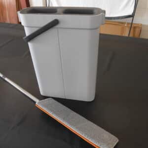 Emmer met vloerwisser