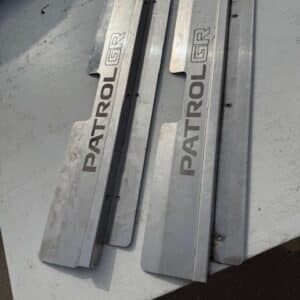 Nissan Patrol 2800 Y60 Dorpelpanelen, binnenverlichting, flessenhouder